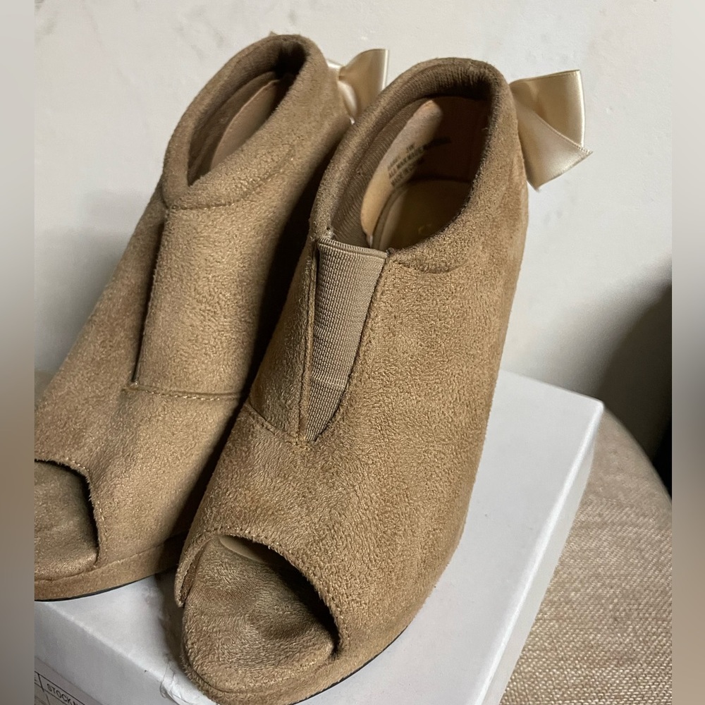 Cinderella of Boston tan suede heels with peep toe and bow detail 3W